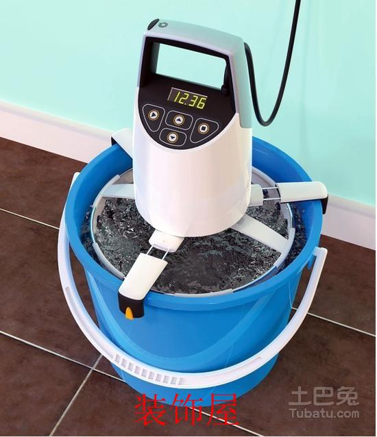 超便携新式洗衣机亮相 仅有普通水桶大小 正在奋力洗衣中的便携式洗衣机